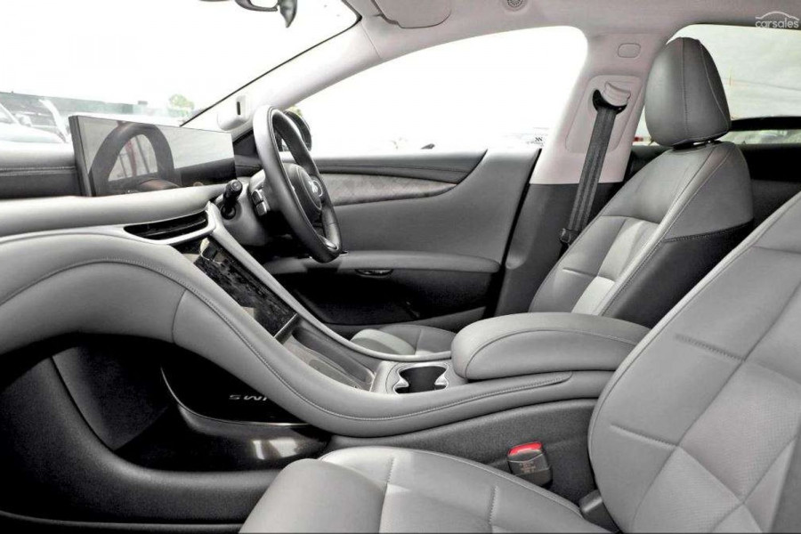 2026 MG IM5 P12L Performance Hatch Image 9