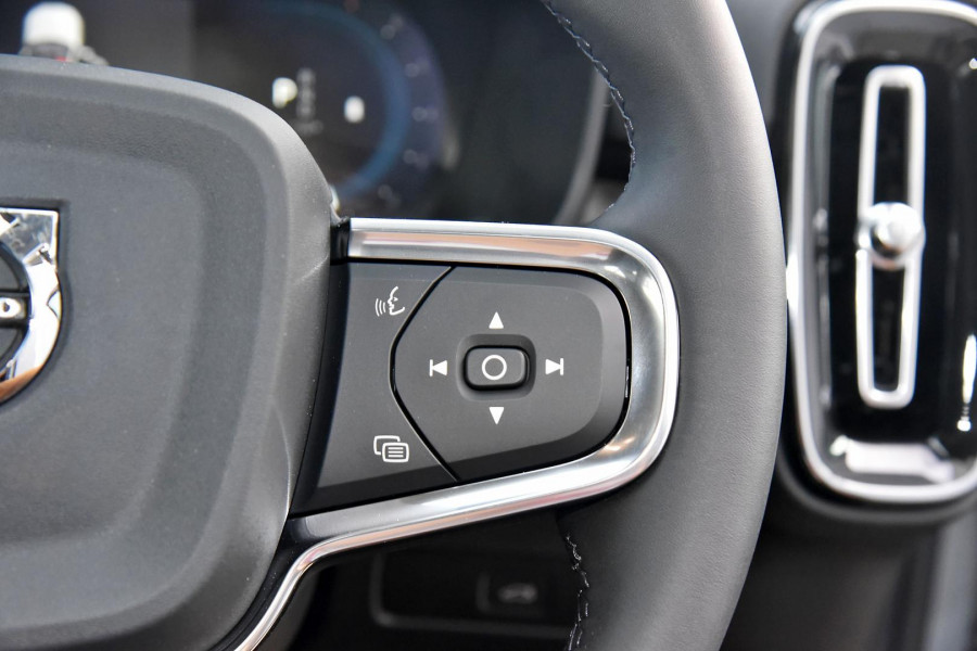 2024 MY25 Volvo XC40  Ultra B4 Dark SUV Image 12