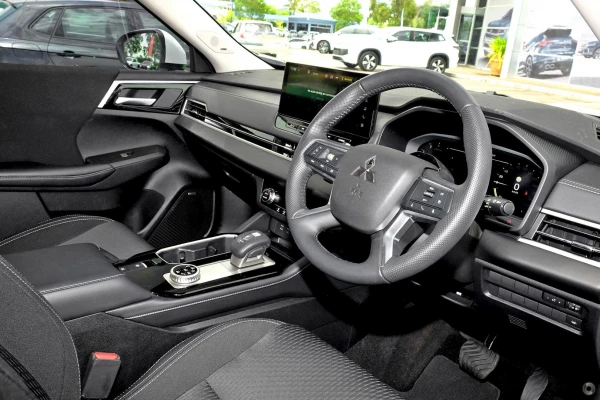 2025 Mitsubishi Outlander ZM LS SUV Image 6