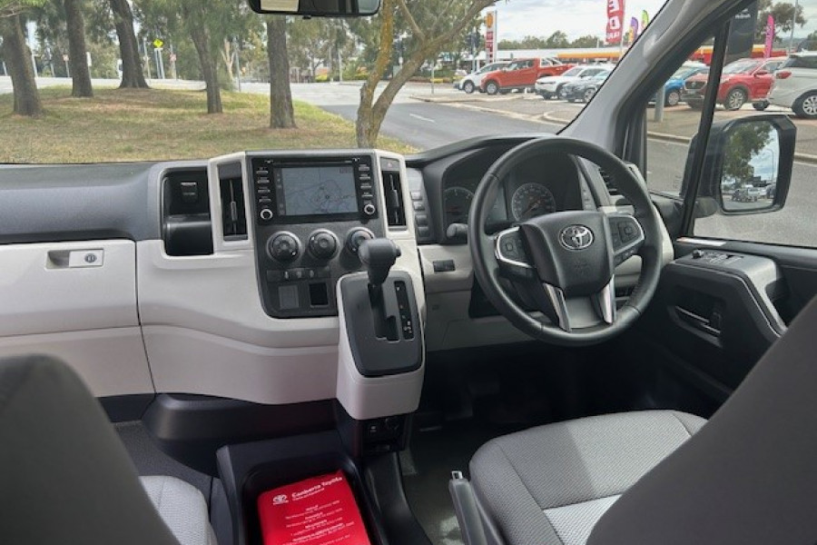 2020 Toyota HiAce GDH300R  Crew Van Image 17