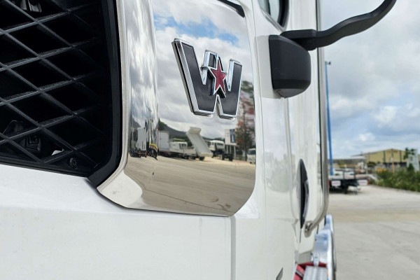 2024 Western Star 48x Cab Chassis Image 11
