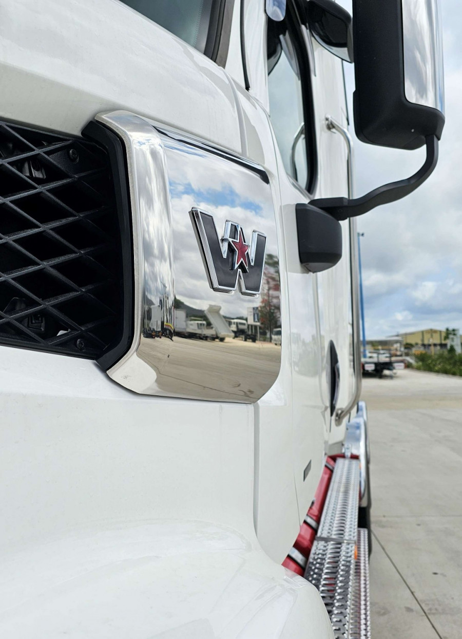 2024 Western Star 48x Cab Chassis Image 11