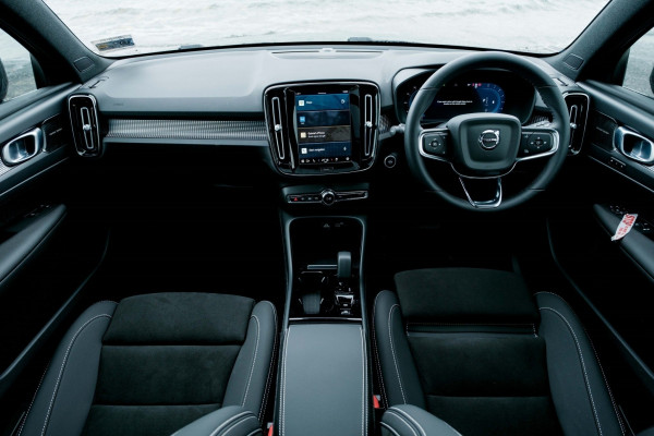 2023 Volvo XC40 XZ Ultimate B5 Dark SUV Image 3