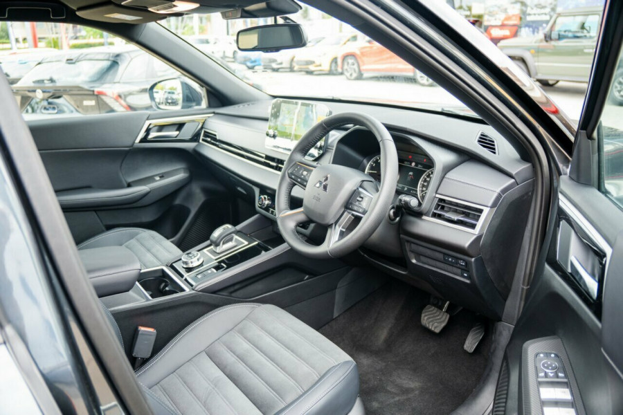 2024 Mitsubishi Outlander ZM Black Edition SUV Image 17
