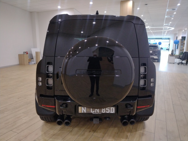 2024 MY25 Land Rover Defender L663 110 P525 V8 SUV image 4
