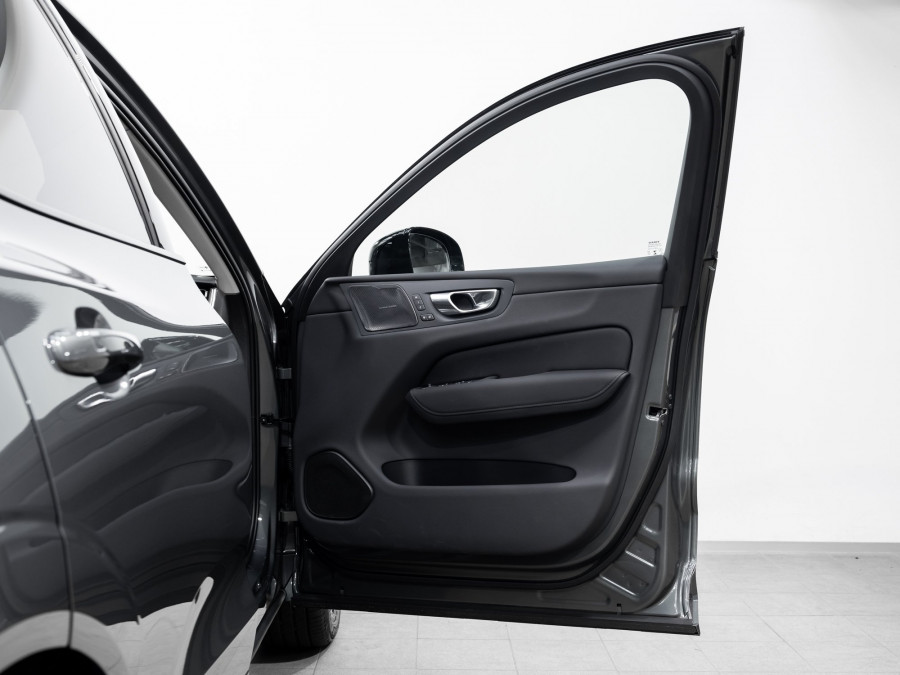 2026 Volvo XC60 UZ B5 Ultra Dark 2L Petrol Hybrid AWD SUV Image 9
