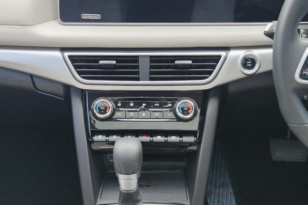 2023 Mahindra XUV700  AX7L SUV Image 16