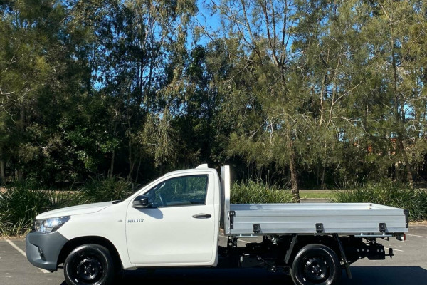 2018 Toyota Hilux TGN121R Workmate 4x2 Cab chassis Image 4