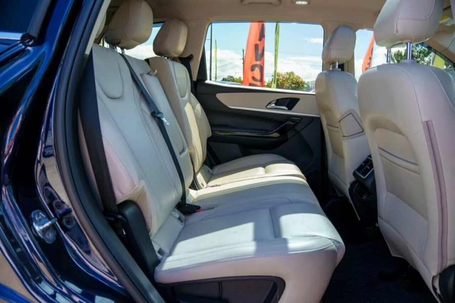 2024 Mahindra XUV700  AX7L SUV Image 9