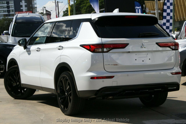 2024 Mitsubishi Outlander ZM Black Edition SUV Image 3