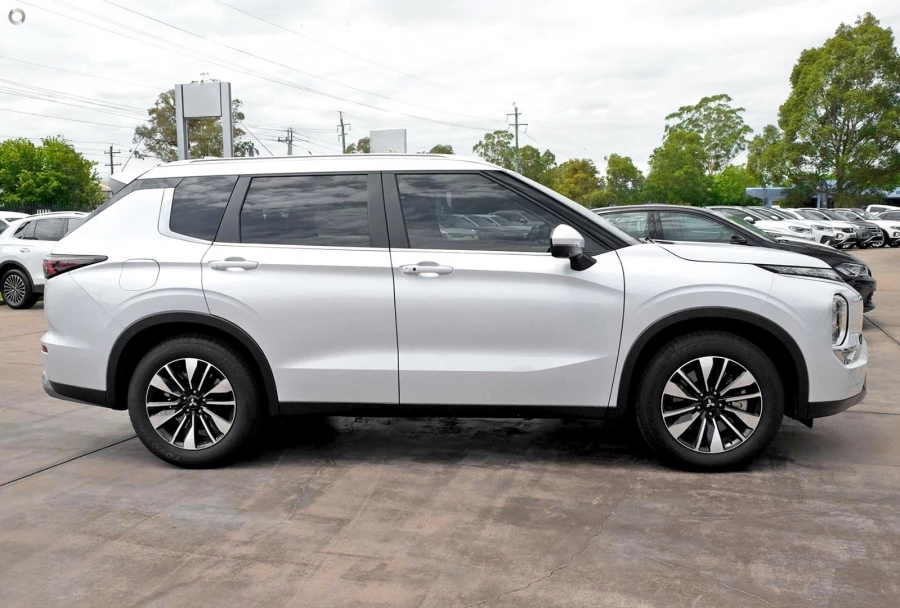 2025 Mitsubishi Outlander ZM LS SUV Image 5