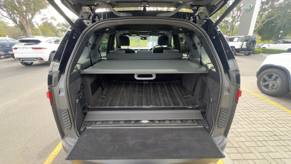 2025 Land Rover Discovery Series 5 D350 S SUV image 8