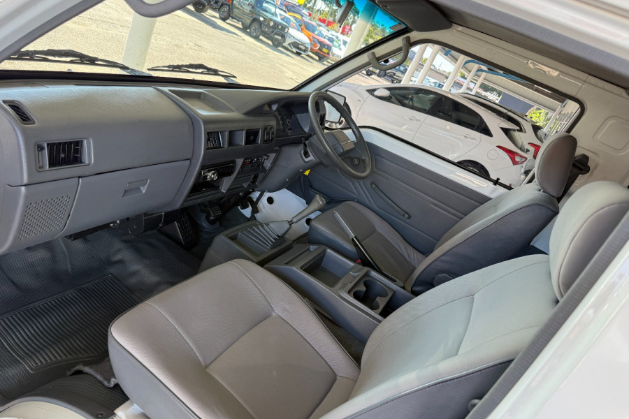 2008 Mitsubishi Express Van Image 10