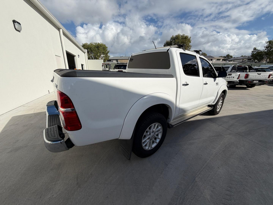 2014 Toyota HiLux SR5 Double Cab Pickup Image 3
