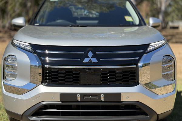 2026 Mitsubishi Outlander ZM ES Wagon Image 2