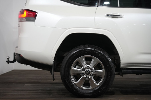 2025 Toyota LandCruiser Sahara SUV Image 6