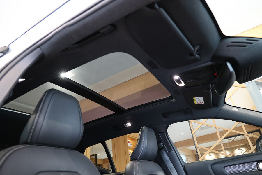 2021 Volvo XC40 XZ T5 R-Design SUV Image 9