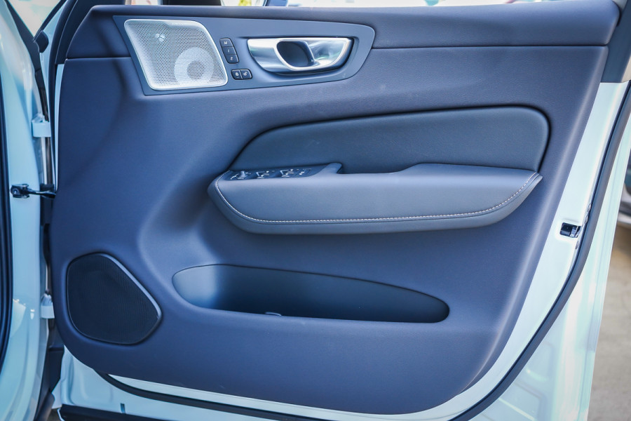 2025 Volvo XC60 Ultra T8 Plug-In Hybrid SUV Image 15