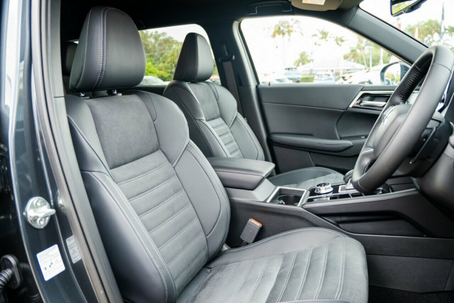 2024 Mitsubishi Outlander ZM Black Edition SUV Image 19