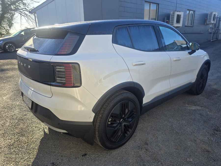2026 Volvo EX30 Cross Country  Ultra Twin Motor Performance SUV Image 10