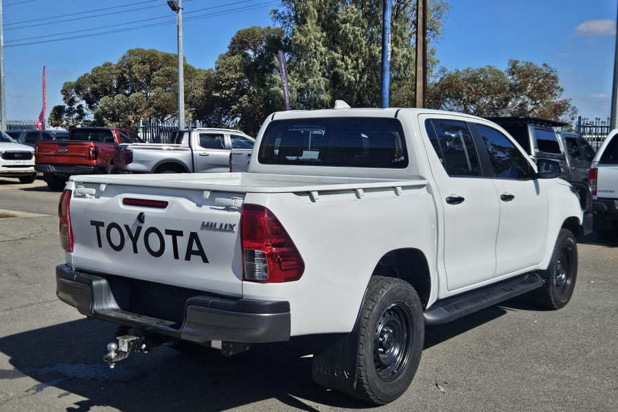2022 Toyota HiLux GUN126R SR Double-Cab Pick-Up Image 8