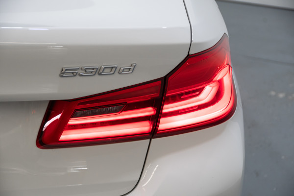 2018 BMW 5 Series 30d Luxury Line Sedan image 11