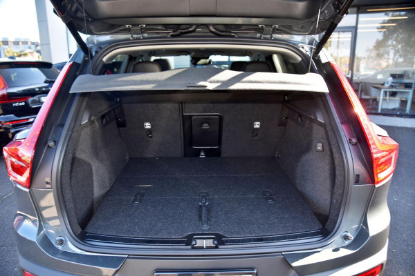 2026 Volvo XC40 XZ Ultra B4 Dark SUV Image 19