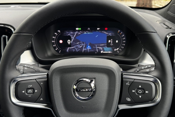 2025 Volvo XC40 XZ Ultra B4 Dark SUV Image 12