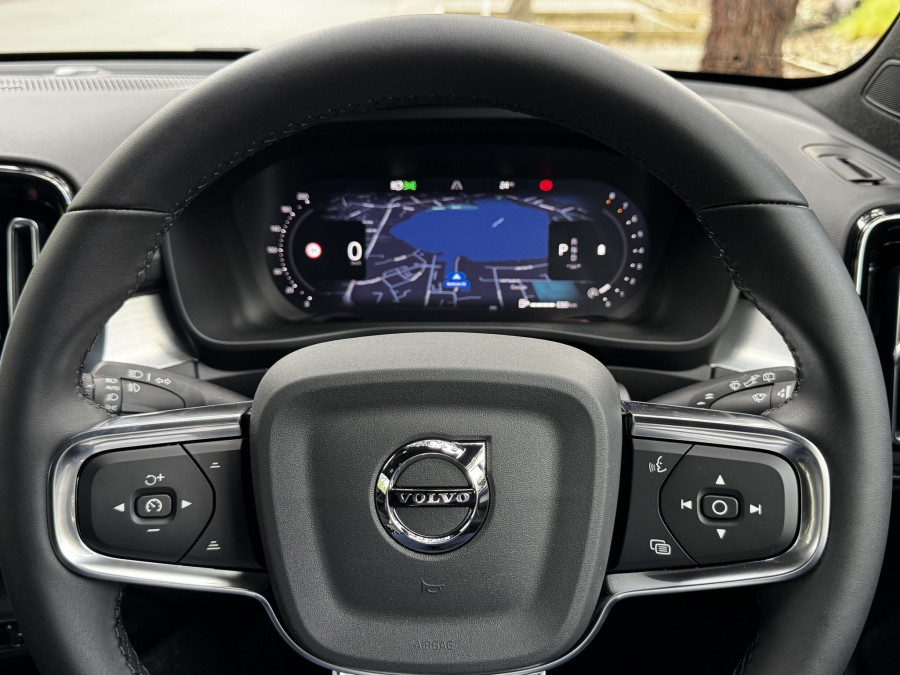 2025 Volvo XC40 XZ Ultra B4 Dark SUV Image 12