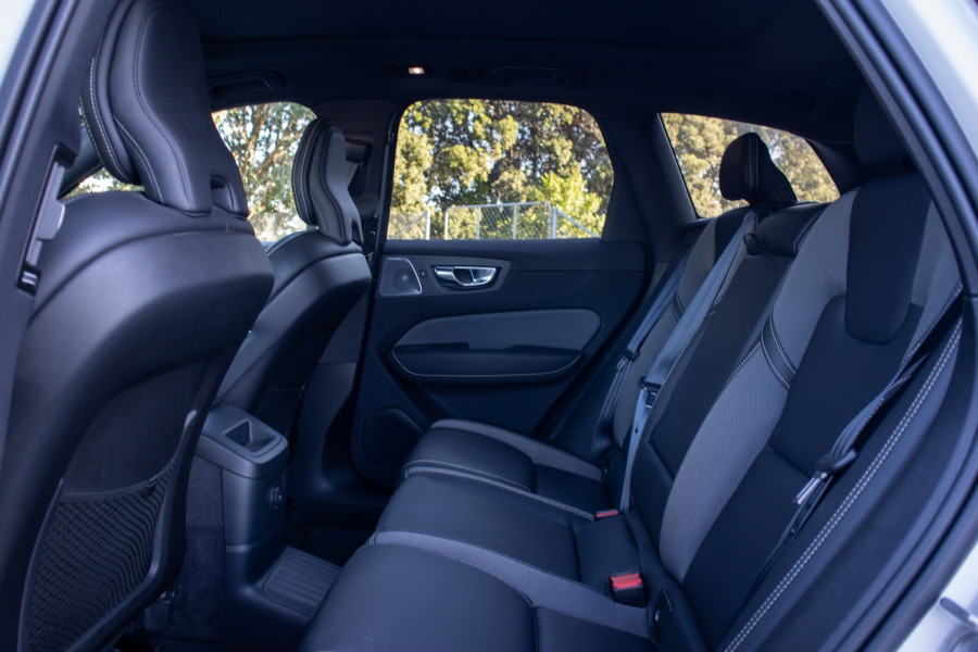 2022 Volvo XC60 T8 Ultimate Recharge PHEV SUV Image 17