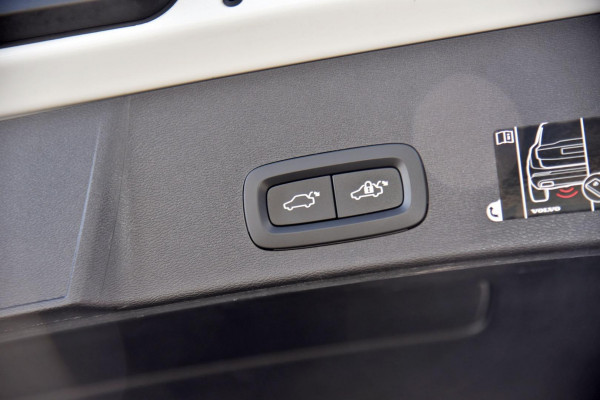 2021 Volvo XC40 XZ T4 Momentum SUV Image 9