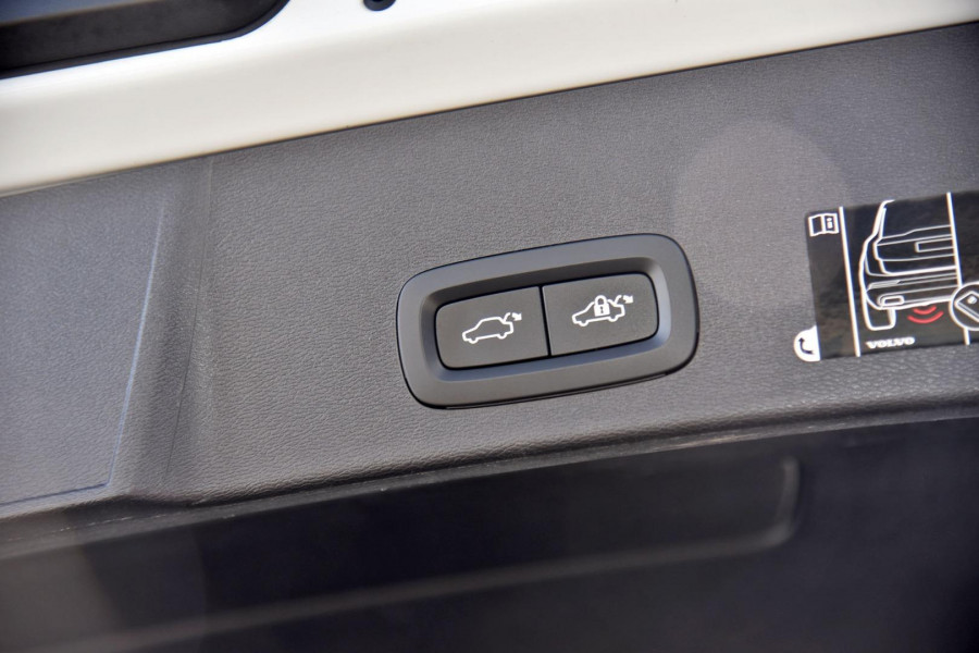 2021 Volvo XC40 XZ T4 Momentum SUV Image 9