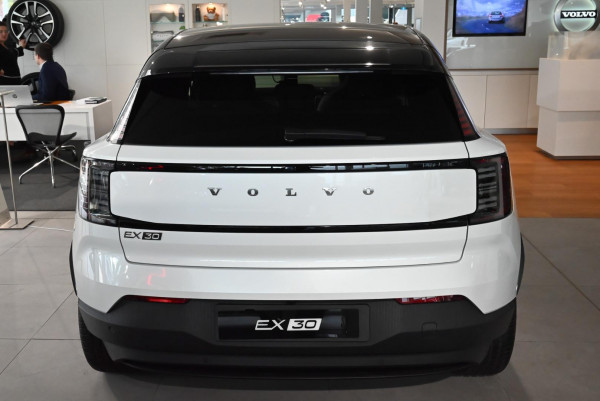 2025 Volvo EX30  Twin Motor Performance Ultra SUV image 4