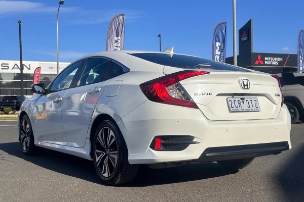 2016 Honda Civic 10th Gen VTi-L Sedan Image 7