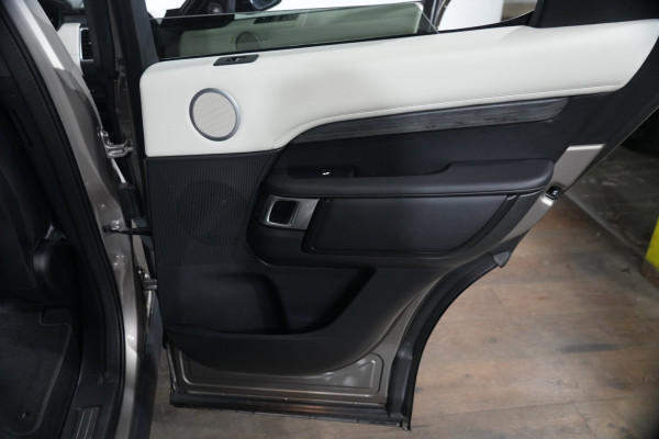 2021 Land Rover Discovery Series 5 P360 R-Dynamic HSE SUV Image 38