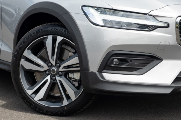 2025 Volvo V60 Cross Country Z Series Ultra B5 Bright Wagon Image 6