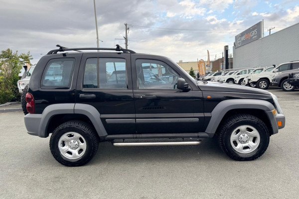 2005 Jeep Cherokee KJ Sport SUV Image 7