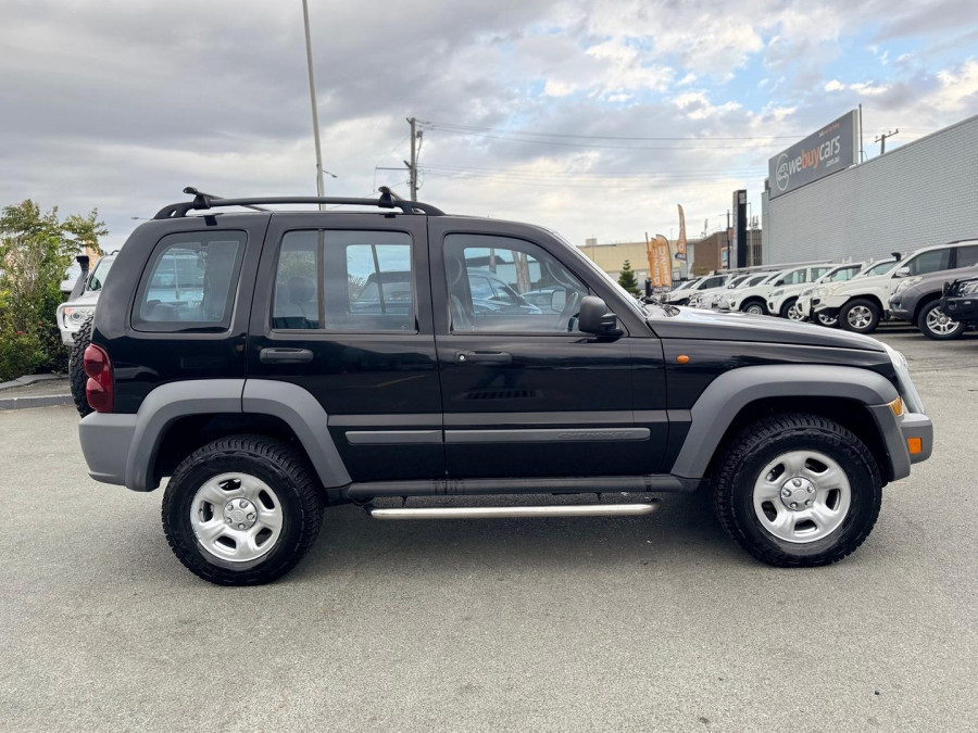 2005 Jeep Cherokee KJ Sport SUV Image 7