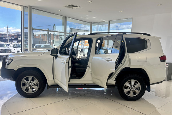 2022 Toyota LandCruiser FJA300R VX SUV Image 9