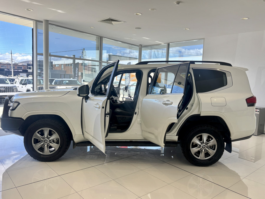2022 Toyota LandCruiser FJA300R VX SUV Image 9