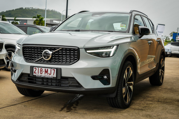 2024 MY25 Volvo XC40 XZ Ultra B4 Dark SUV Image 2