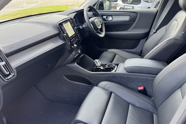 2026 Volvo XC40 XZ Ultra B4 Dark SUV Image 16