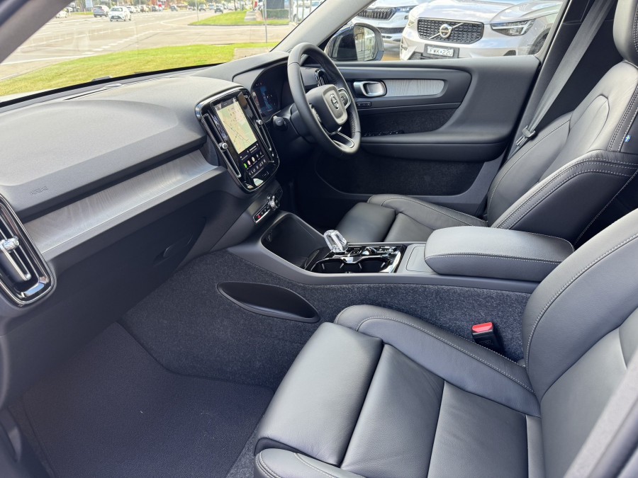 2026 Volvo XC40 XZ Ultra B4 Dark SUV Image 16