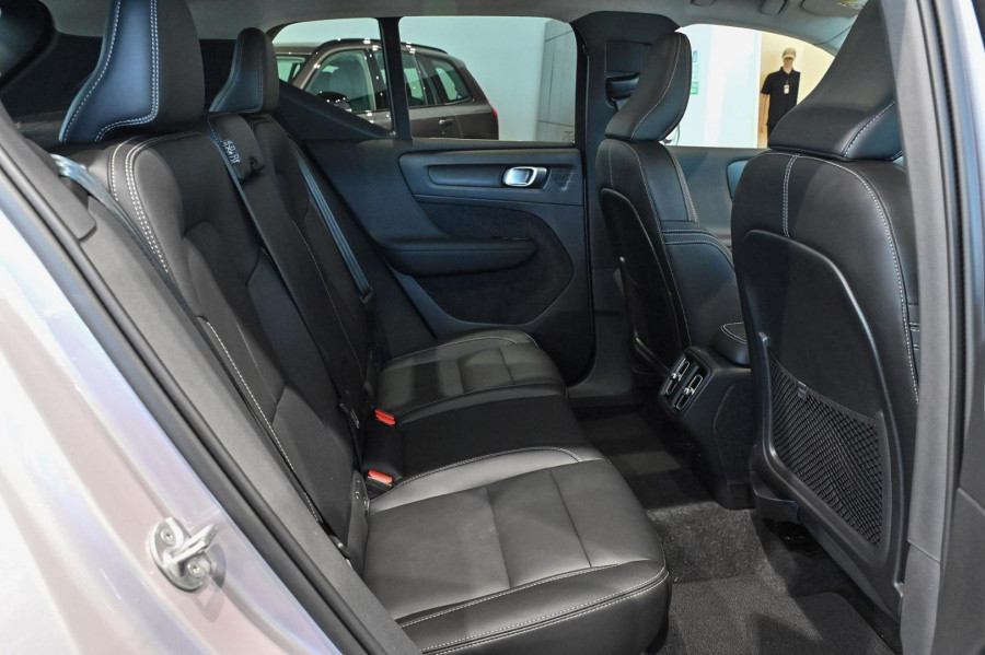 2026 Volvo XC40 XZ Ultra B4 Bright SUV Image 7