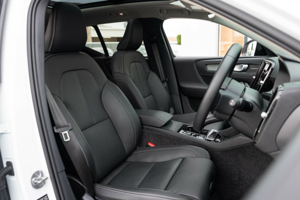 2025 MY26 Volvo XC40 XZ Ultra B4 Dark SUV Image 19