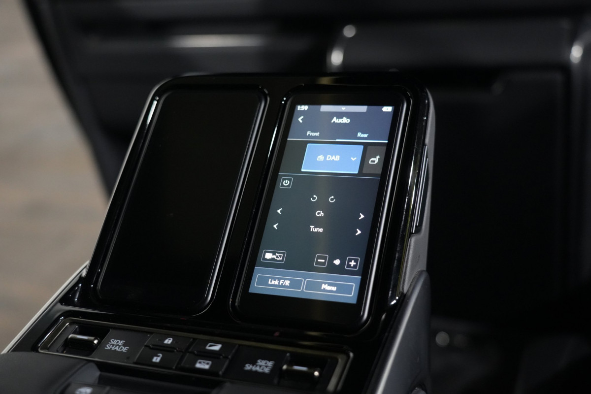 2025 Lexus LM 500h Ultra Luxury Black Trim SUV