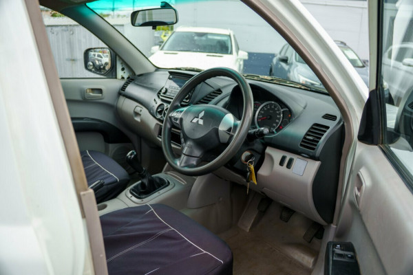 2014 MY15 Mitsubishi Triton MN GL Cab Chassis Image 7