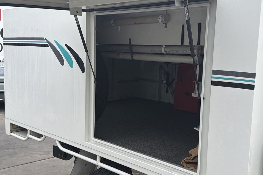2013 Toyota LandCruiser VDJ76R GX Cab Chassis Image 8