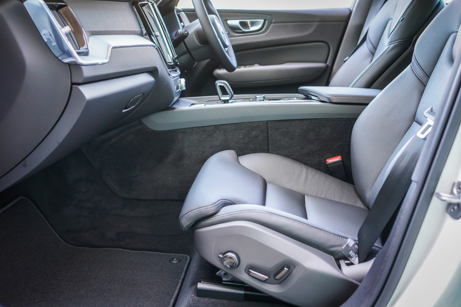  MY25 Volvo XC60 UZ Plus B5 SUV Image 30
