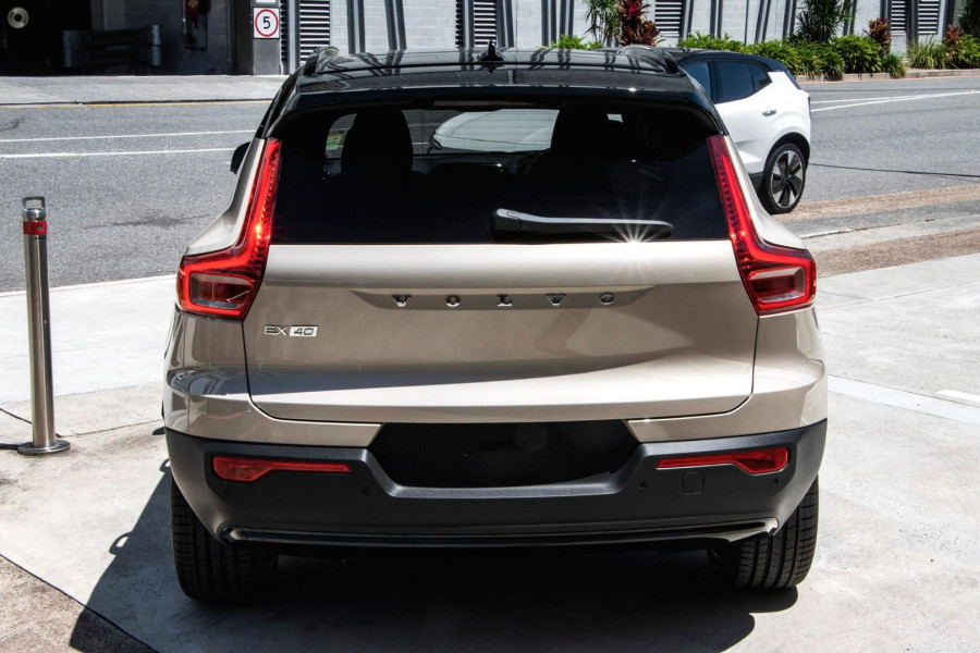 2026 Volvo EX40  Ultra Single Motor Extended Range SUV Image 3